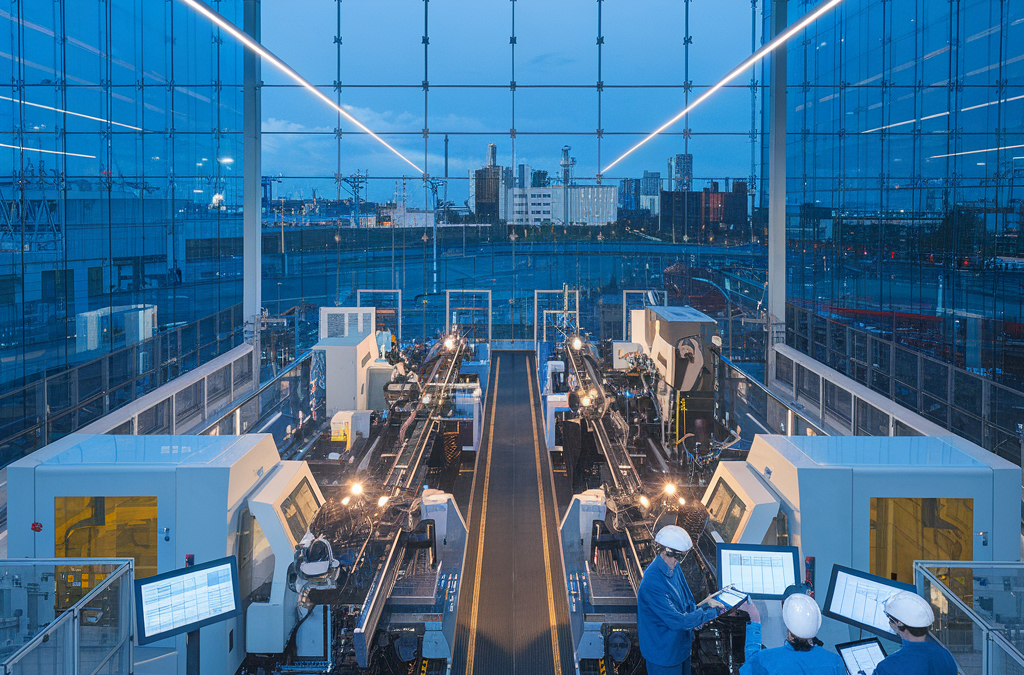 Moderne Fabrikhalle mit fortschrittlichen Maschinen und Arbeitern in Schutzkleidung